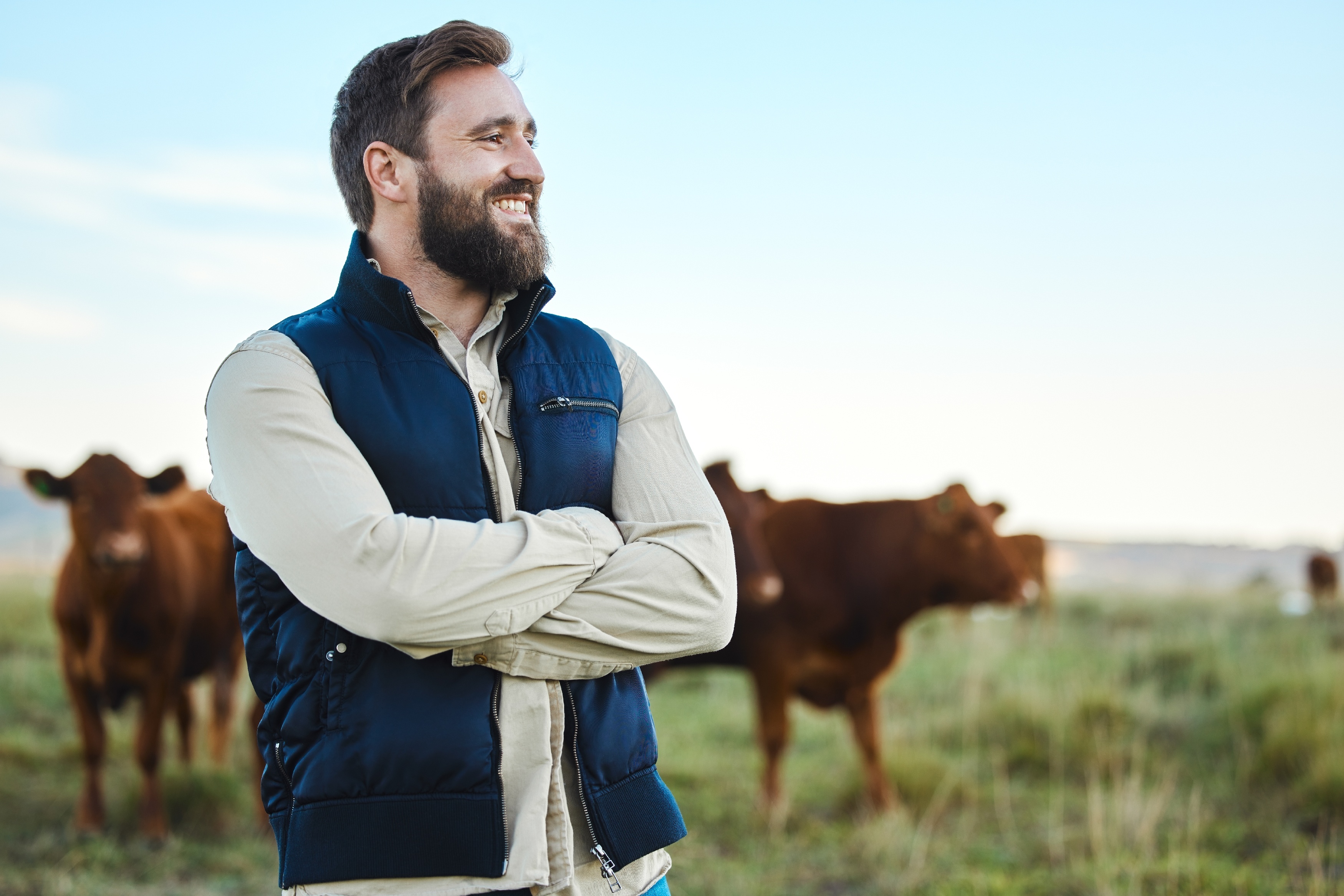 Landwirt lachend auf der Weide