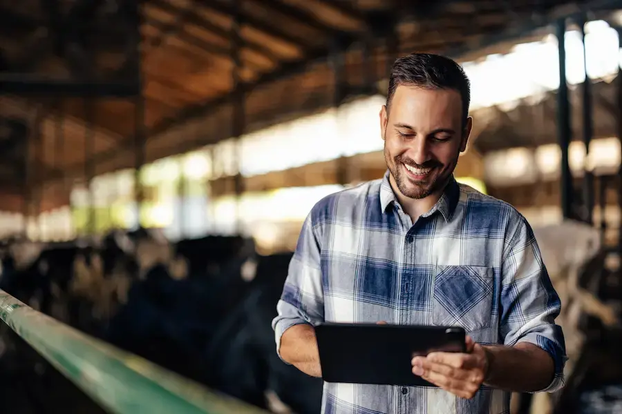 Landwirt arbeitet am Tablet