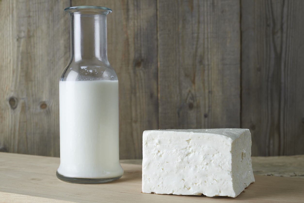propiedades de la leche de oveja botella y queso feta