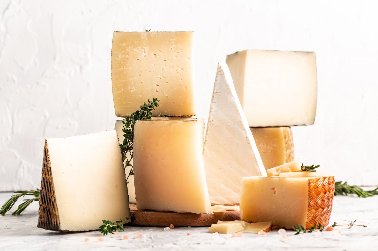 La primera clasificación de los tipos de queso que se producen en nuestro país atienden a la materia prima de origen: leche de vaca, cabra, oveja o mezcla de dos o más de estas leches.